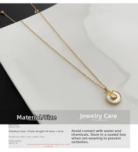 Gros plan du collier amulette en acier titane avec nacre blanche et détails dorés