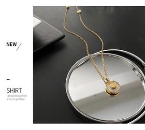 Détail du collier amulette doré avec nacre blanche et pendentif lettre B chic