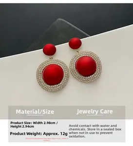 Vue détaillée des boucles d'oreilles géométriques rouges mat avec strass et dimensions