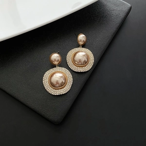Détails de boucles d'oreilles vintage avec perles champagne et strass scintillants