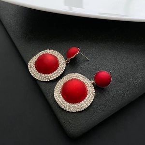 Boucles d'oreilles vintage françaises avec pierres mates rouges et accents de cristaux