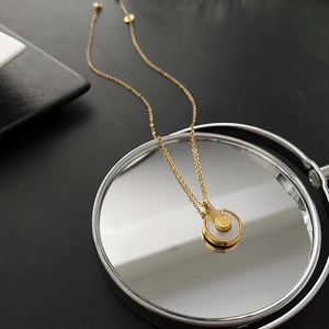 Collier Pendentif Rond Minimaliste Acier Titane Plaqué Or Nacre Lettre B Avec Zircon Chaîne De Clavicule