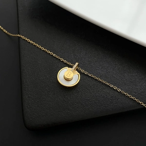 Collier en acier titane doré avec pendentif en nacre blanche et lettre B gravée
