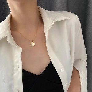 Collier amulette en acier titane doré avec nacre blanche et pendentif lettre B chic