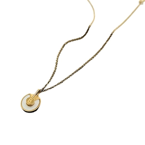 Collier amulette en acier titane doré avec pendentif en nacre blanche et lettre B