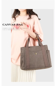 Vue détaillée du grand sac cabas en toile marron avec poche avant et boucle dorée