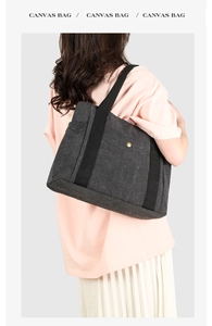 Sac fourre-tout minimaliste en toile gris anthracite avec bandoulière porté par un mannequin
