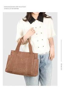 Détail du grand sac cabas en toile caramel avec larges anses et poche à bouton pression