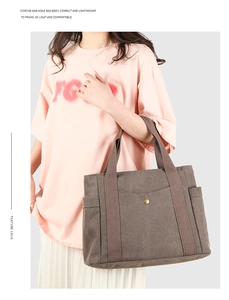 Détail du sac cabas en toile marron montrant la poche latérale et la texture