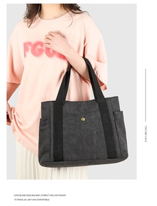 Gros plan du sac cabas en toile avec poche à bouton-pression et poches latérales