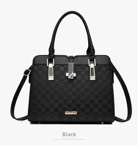 Dettaglio borsa nera a scacchi goffrata con finiture dorate e placca logo Jingpin