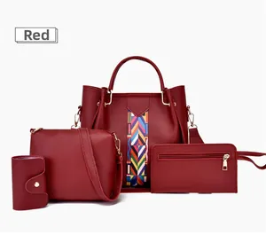 Detailansicht des roten 4-teiligen Handtaschen-Sets aus strukturiertem Leder mit Riemen