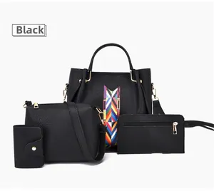 Detailansicht eines 4er-Sets schwarzer Handtaschen mit Regenbogenstreifen und Golddekor