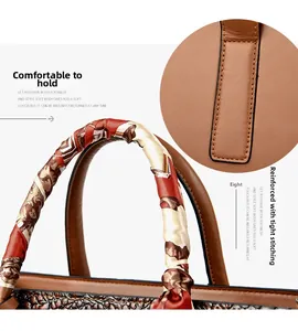 Dettaglio della borsa in pelle marrone con manico in foulard e trama a coccodrillo