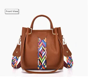 Vorderansicht braune Lederhandtasche mit bunten geometrischen Webstickerei-Details