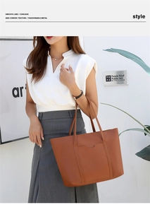 Borsa tote in pelle martellata marrone con tasca esterna mostrata in ambiente lifestyle