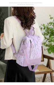 Détail du sac à dos en nylon lilas à motif floral montrant le tissu et l'imprimé