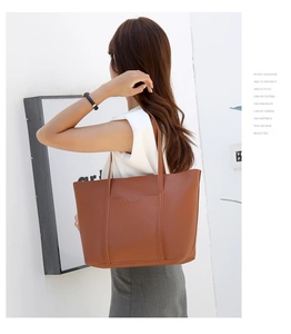 Dettaglio della borsa tote marrone caramello in similpelle con cuciture e design della tasca