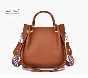 Rückansicht der braunen Handtasche mit Lychee-Narbenleder und bunt gewebtem Schultergurt