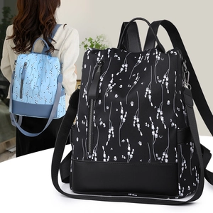 Détail du sac à dos fleuri avec poche antivol arrière et base renforcée durable
