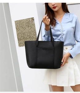 Dettaglio borsa shopper grande in pelle nera martellata con finitura a grana di litchi