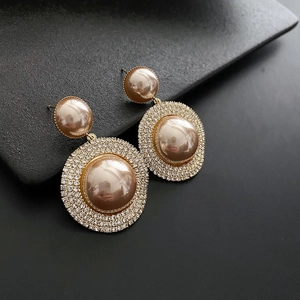 Boucles d'oreilles géométriques en perles avec placage or et cristaux de luxe étincelants