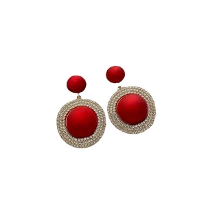 Boucles d'oreilles rondes dorées avec perle rouge et strass brillants de style chic