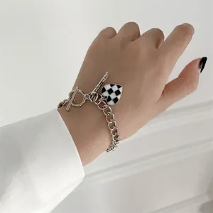 Bracelet chaîne argentée avec pendentif cœur en damier noir et blanc et fermoir à bascule