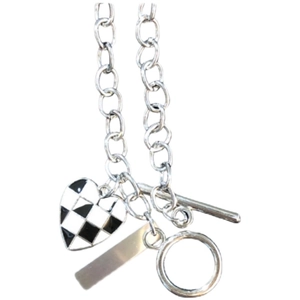 Collier chaîne argentée épaisse avec pendentif cœur en damier noir et blanc et fermoir OT