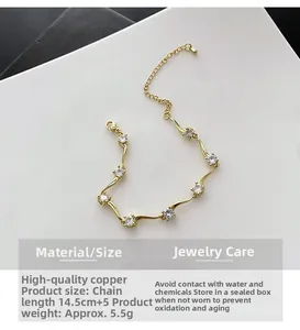 Détail du bracelet en cuivre ondulé avec zircone cubique et fermoir mousqueton