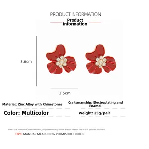 Détail des boucles d'oreilles fleurs en émail rouge avec dimensions de 3,6 cm et strass