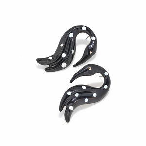 Detail von Flamingo-Ohrringen mit schwarzer Emaille und weißen Polka-Dots-Mustern