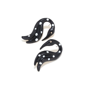 Auffällige Flamingo-Ohrringe mit schwarz-weißen Punkten und glänzender Emaille-Optik