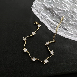Bracelet doré raffiné pour femme avec motif de vagues et huit zircons blancs brillants