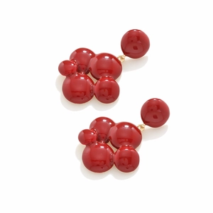 Boucles d'oreilles boules en émail rouge à la mode avec crochets dorés sur fond blanc