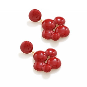 Vue détaillée de boucles d'oreilles bulle en émail rouge avec boucles dorées polies