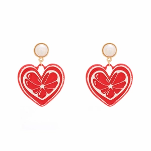 Boucles d'oreilles dorées avec perles blanches et pendentifs cœurs rouges à motifs de fruits