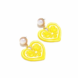 Détail d'une boucle d'oreille cœur citron en émail jaune avec un gros clou perle blanche