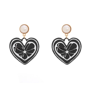 Boucles d'oreilles cœur dorées avec perle et pendentifs émaillés motif agrumes