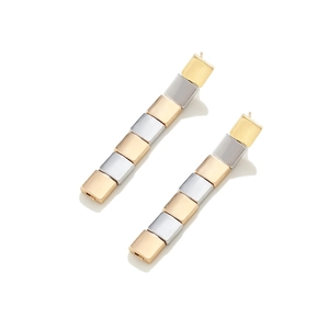 Minimalistische geometrische Ohrringe mit abwechselnden Gold- und Silberquadraten