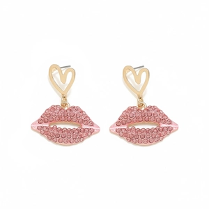 Orecchini a sospensione labbra con strass rosa e perno a cuore dorato su sfondo bianco