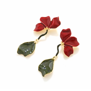Boucles d'oreilles pendantes fleurs en émail rouge faites main avec feuilles vertes sur blanc