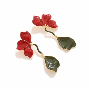 Boucles d'oreilles pendantes fleurs en émail rouge et feuilles gouttes vert foncé