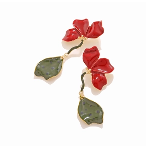 Boucles d'oreilles pendantes fleurs émaillées rouges et feuilles vertes faites à la main