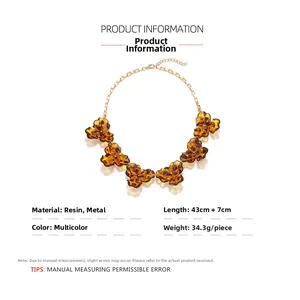 Détails du collier à fleurs en résine ambrée avec dimensions de la chaîne dorée