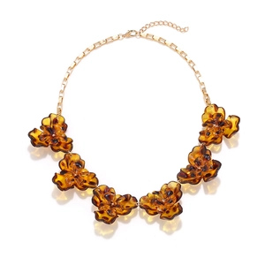 Collier chaîne dorée avec six fleurs en résine ambrée aux motifs d'écaille de tortue