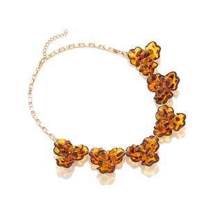 Collier chaîne dorée rétro avec six pendentifs fleurs ambre à motif léopard