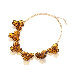 Vue détaillée du pendentif fleur léopard ambré et de sa chaîne dorée ajustable