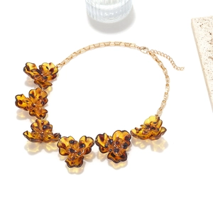 Collier plastron avec fleurs en résine 3D imprimé léopard ambre et chaîne dorée