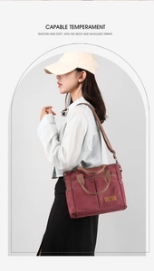 Détail du sac bandoulière en toile bordeaux avec anses brunes et patch logo K